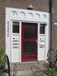 906935 Gezicht op de entree van de woningen Louis Couperusstraat 5-7 te Utrecht, met links op de ombouw geschilderd de ...
